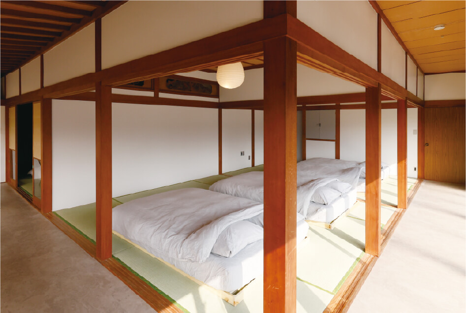 自然の光を感じることもできる開放的なベッドルーム