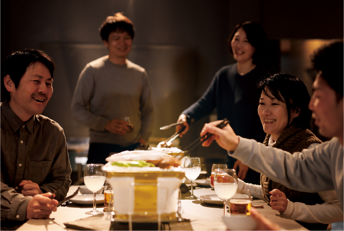 島の素材をつかって広々室内で七輪で楽しむ。
